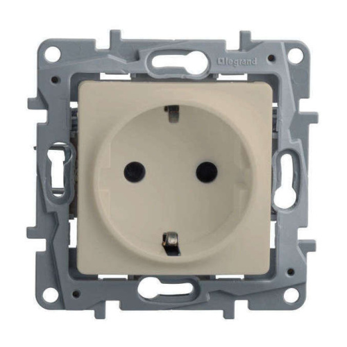 Розетка 1-местная с заземлением с защитными шторками 16А слоновая кость ETIKA