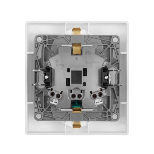 Розетка 1-местная с заземлением с защитными шторками и крышкой 16А IP44 белый ETIKA