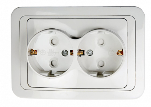 Розетка двойная с заземлением со шторкой CLASSICO белая 2128x IN HOME