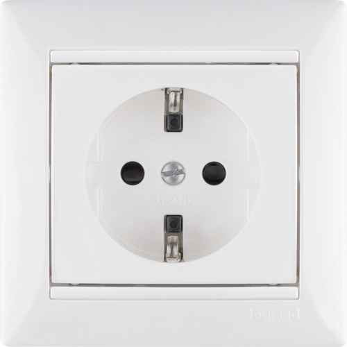 Розетка 1-местная с заземлением с защитными шторками 16А белый VALENA