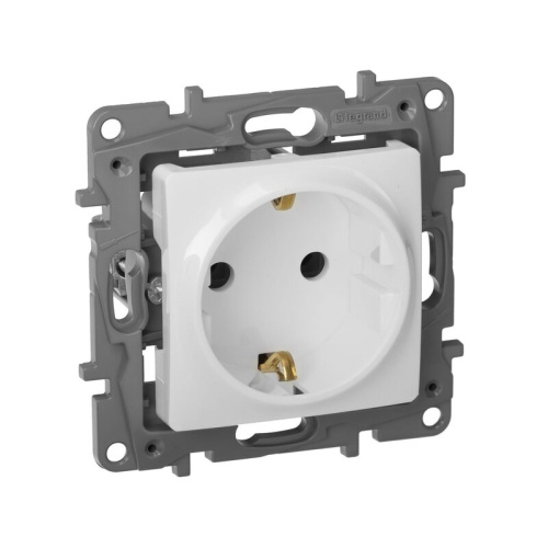 Розетка 1-местная с заземлением без защитных шторок 16А белый ETIKA